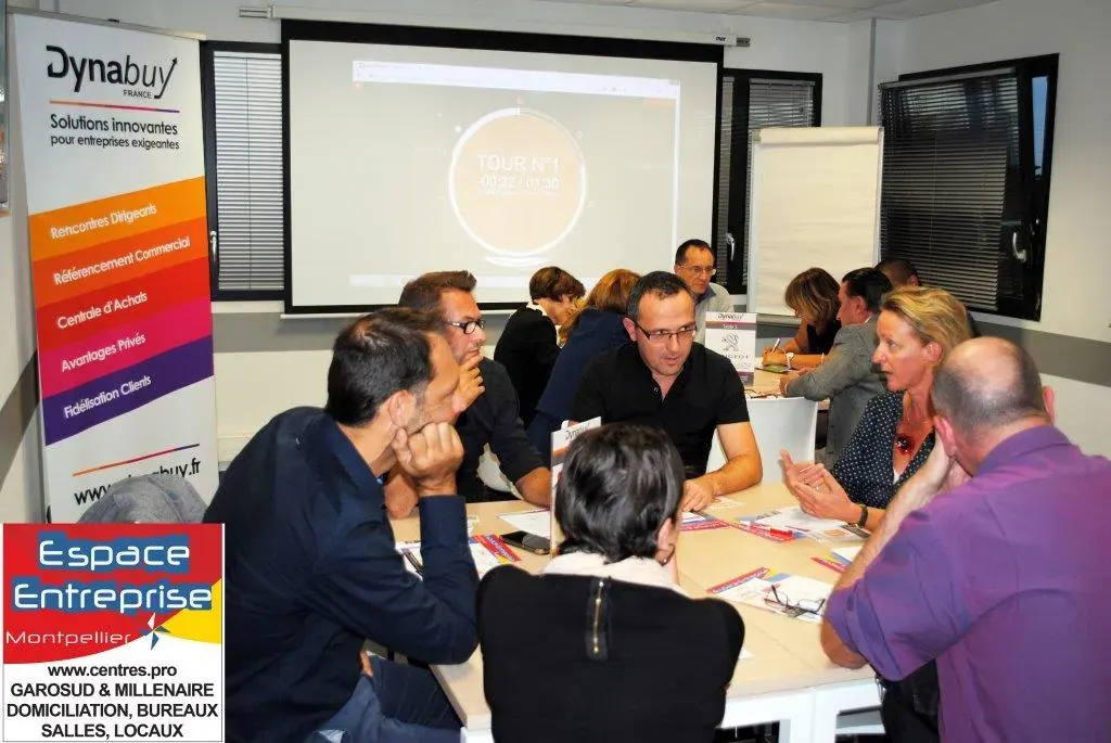 Speed Meeting Espace Entreprise octobre 2016 à Montpellier : participants attablés échangeant devant le kakémono et l'écran