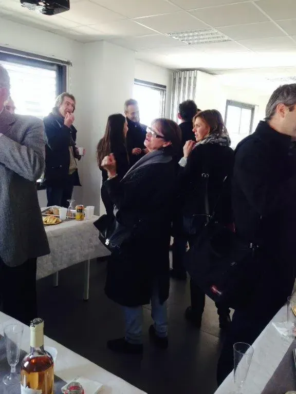 Conférence Impression 3D Espace Entreprise janvier 2015 à Montpellier : participants discutant autour de la table du buffet