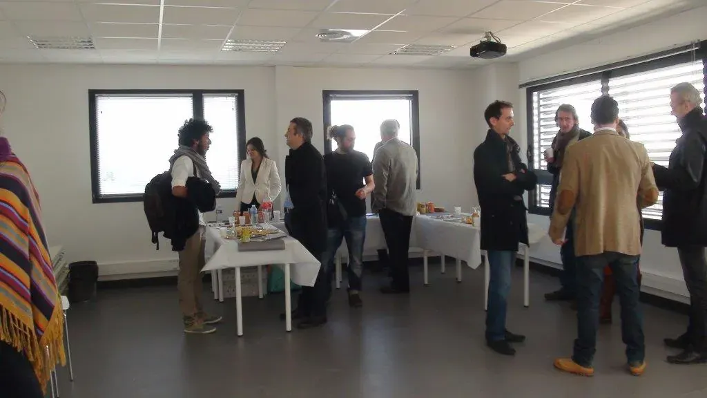Conférence Impression 3D Espace Entreprise janvier 2015 à Montpellier : participants échangeant debout dans la salle lumineuse