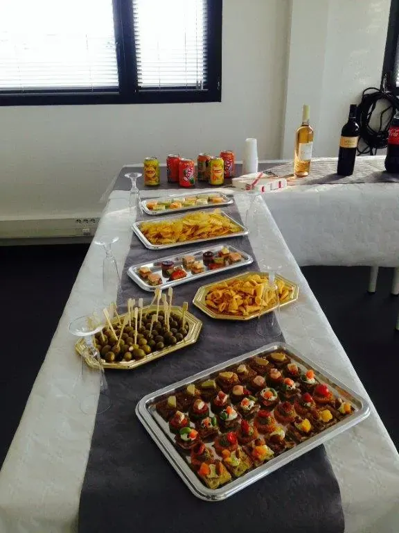 Conférence Impression 3D Espace Entreprise janvier 2015 à Montpellier : plateaux de canapés et amuse-bouches sur la table du buffet