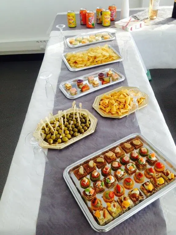 Conférence Impression 3D Espace Entreprise janvier 2015 à Montpellier : buffet dressé avec plateaux de petits fours sur nappe blanche