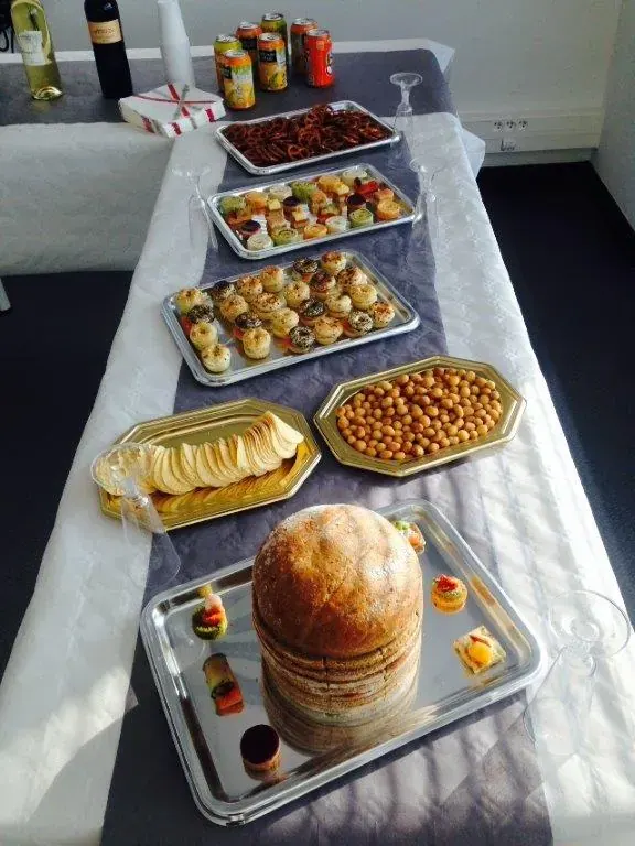 Conférence Impression 3D Espace Entreprise janvier 2015 à Montpellier : plateaux de canapés et brioche sur la table du buffet