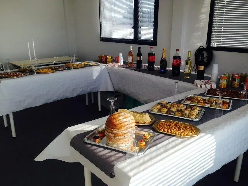 Conférence Impression 3D Espace Entreprise janvier 2015 à Montpellier : tables de buffet en U avec boissons et plateaux de collation