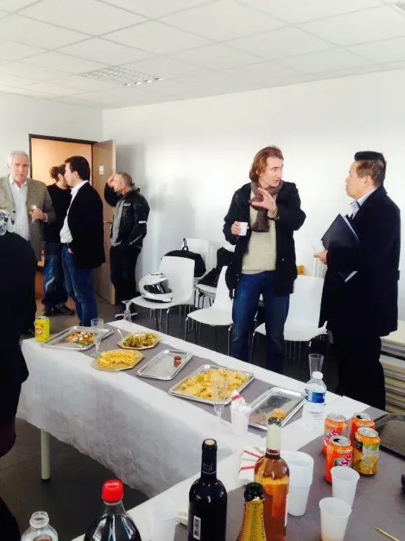 Conférence Impression 3D Espace Entreprise janvier 2015 à Montpellier : participants discutant près du buffet dans la salle