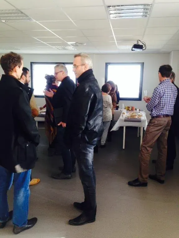 Conférence Impression 3D Espace Entreprise janvier 2015 à Montpellier : participants en conversation debout dans la salle de conférence