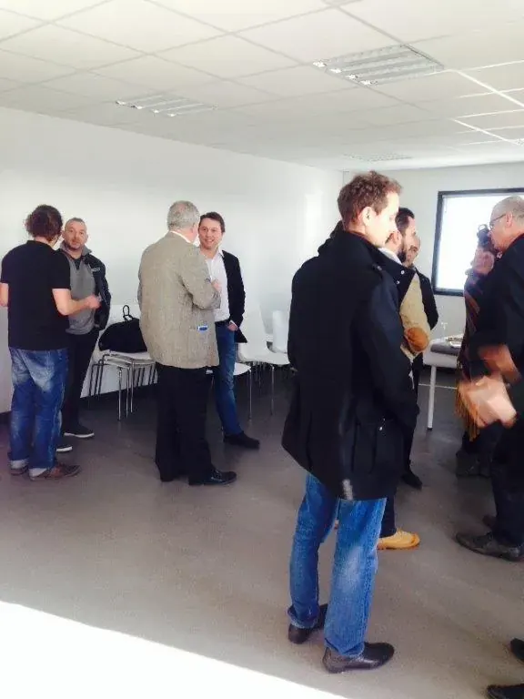 Conférence Impression 3D Espace Entreprise janvier 2015 à Montpellier : participants échangeant debout près de la fenêtre de la salle
