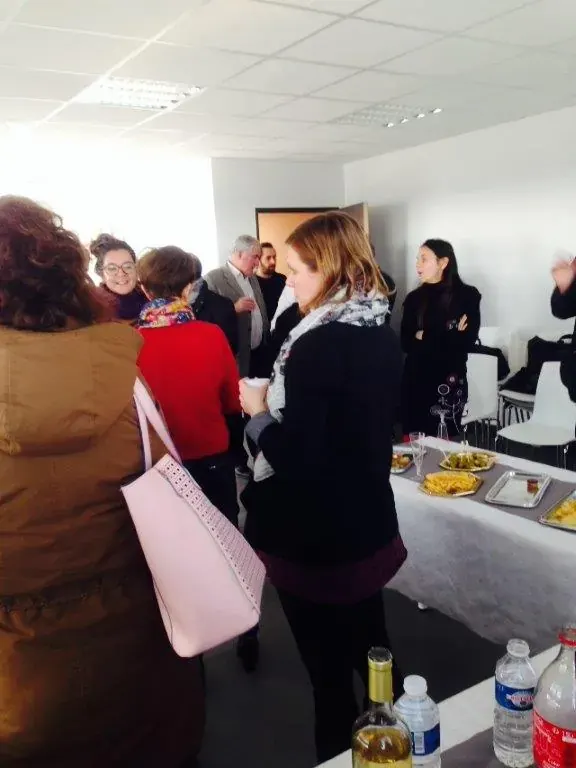 Conférence Impression 3D Espace Entreprise janvier 2015 à Montpellier : participants échangeant autour de la table de boissons