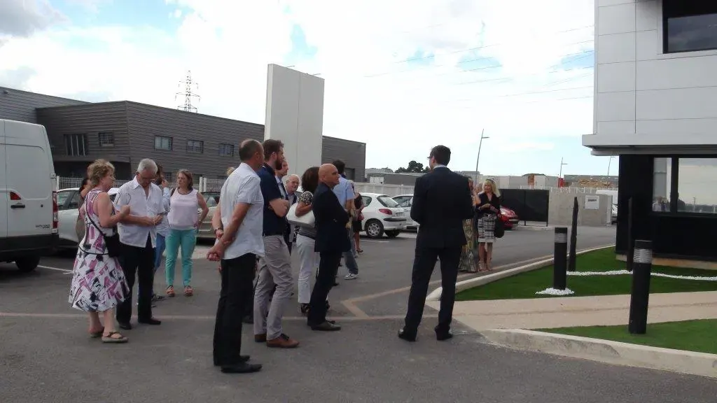 Inauguration du centre d'affaires Espace Entreprise Garosud à Montpellier : invités échangeant debout sur le parking devant les bâtiments