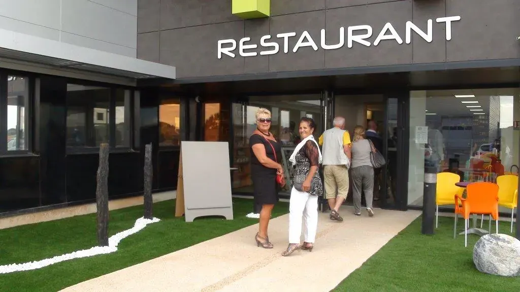 Inauguration du centre d'affaires Espace Entreprise Garosud à Montpellier : invités arrivant devant l'entrée du restaurant du bâtiment Garosud