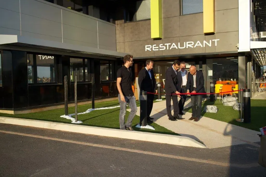 Inauguration du centre d'affaires Espace Entreprise Garosud à Montpellier : coupure du ruban devant l'entrée du restaurant Garosud