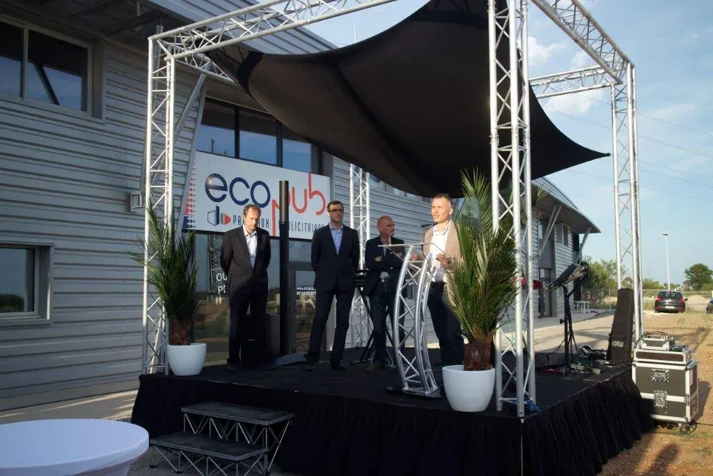 Inauguration du centre d'affaires Espace Entreprise Garosud à Montpellier : discours d'inauguration sur la scène extérieure devant le restaurant
