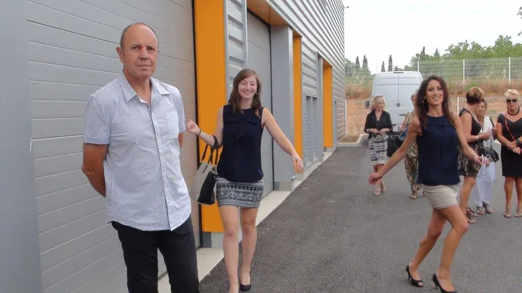 Inauguration du centre d'affaires Espace Entreprise Garosud à Montpellier : invités arrivant et échangeant devant la façade du bâtiment