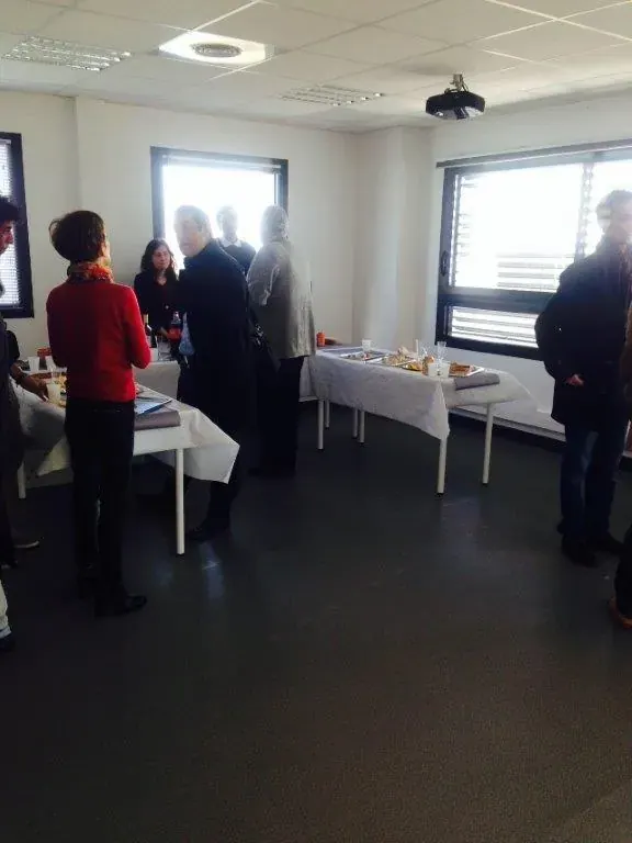 Conférence Impression 3D Espace Entreprise janvier 2015 à Montpellier : participants discutant près des tables du buffet