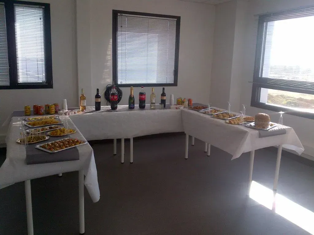 Conférence Impression 3D Espace Entreprise janvier 2015 à Montpellier : salle avec tables de buffet en U dressées et vides de convives