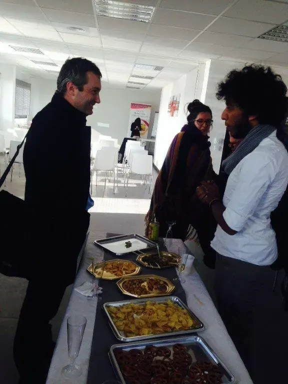 Conférence Impression 3D Espace Entreprise janvier 2015 à Montpellier : participants se servant au buffet dressé sur nappe blanche