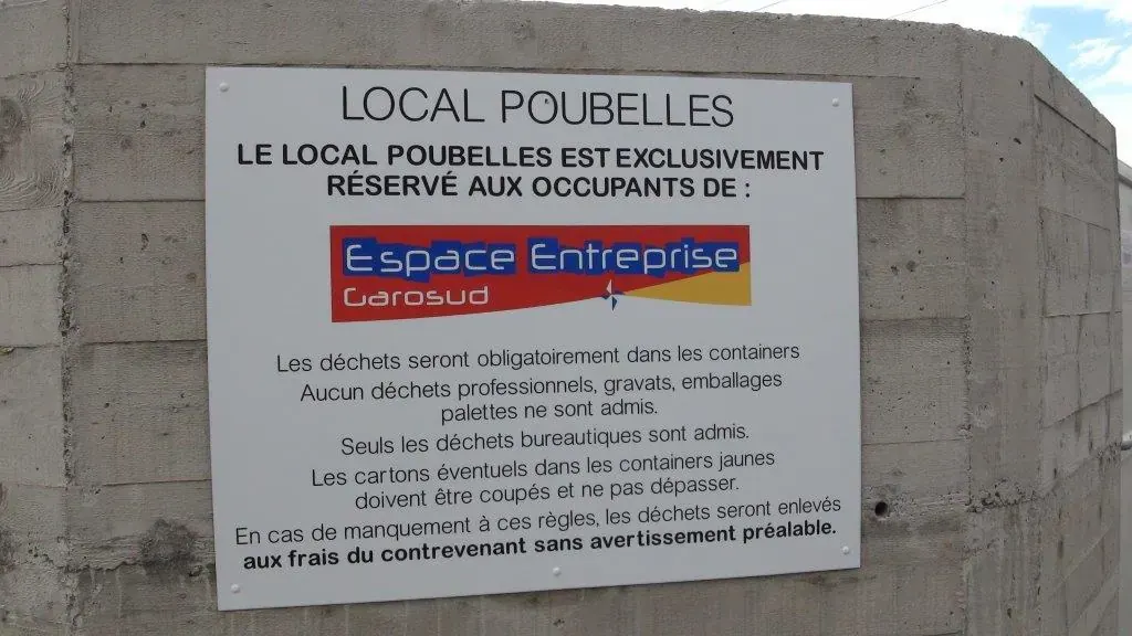 Inauguration du centre d'affaires Espace Entreprise Garosud à Montpellier : panneau du local poubelles réservé aux occupants Espace Entreprise