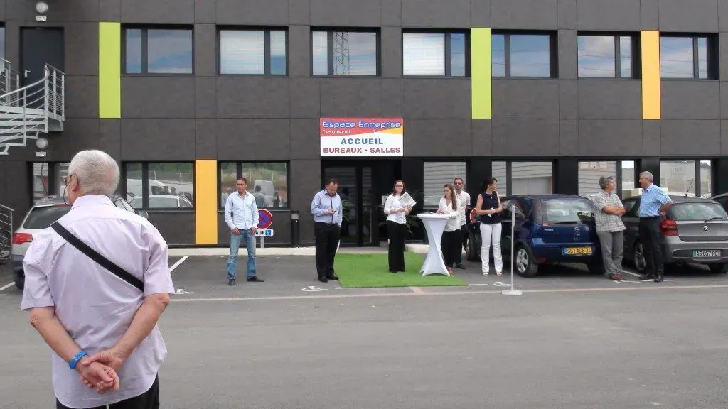 Inauguration du centre d'affaires Espace Entreprise Garosud à Montpellier : façade du bâtiment Garosud avec invités devant l'entrée