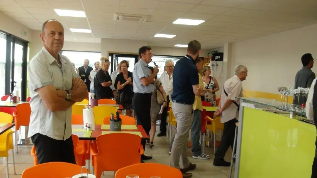 Inauguration du centre d'affaires Espace Entreprise Garosud à Montpellier : invités debout dans la salle du restaurant aux tables colorées