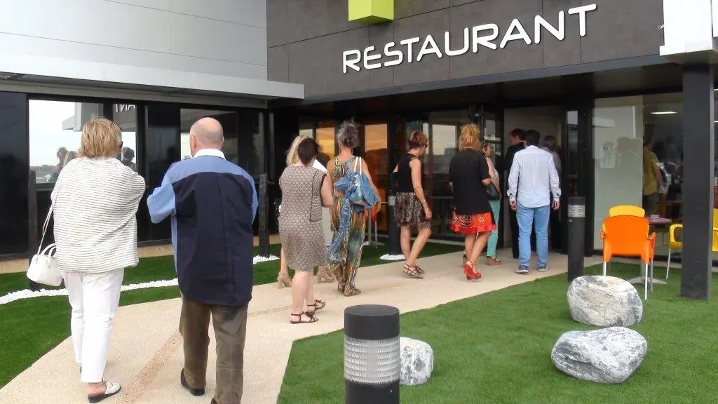Inauguration du centre d'affaires Espace Entreprise Garosud à Montpellier : invités se dirigeant vers l'entrée du restaurant