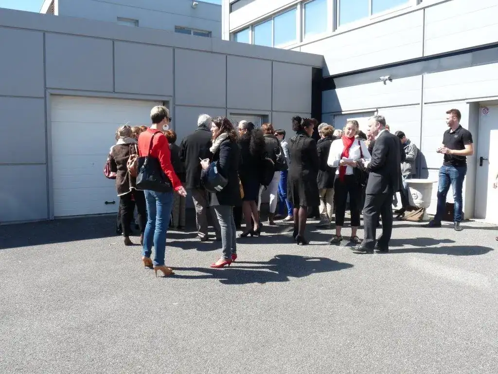 Conférence Club LR « Impact Internet » mars 2015 à Montpellier : participants regroupés sur le parking devant la façade grise