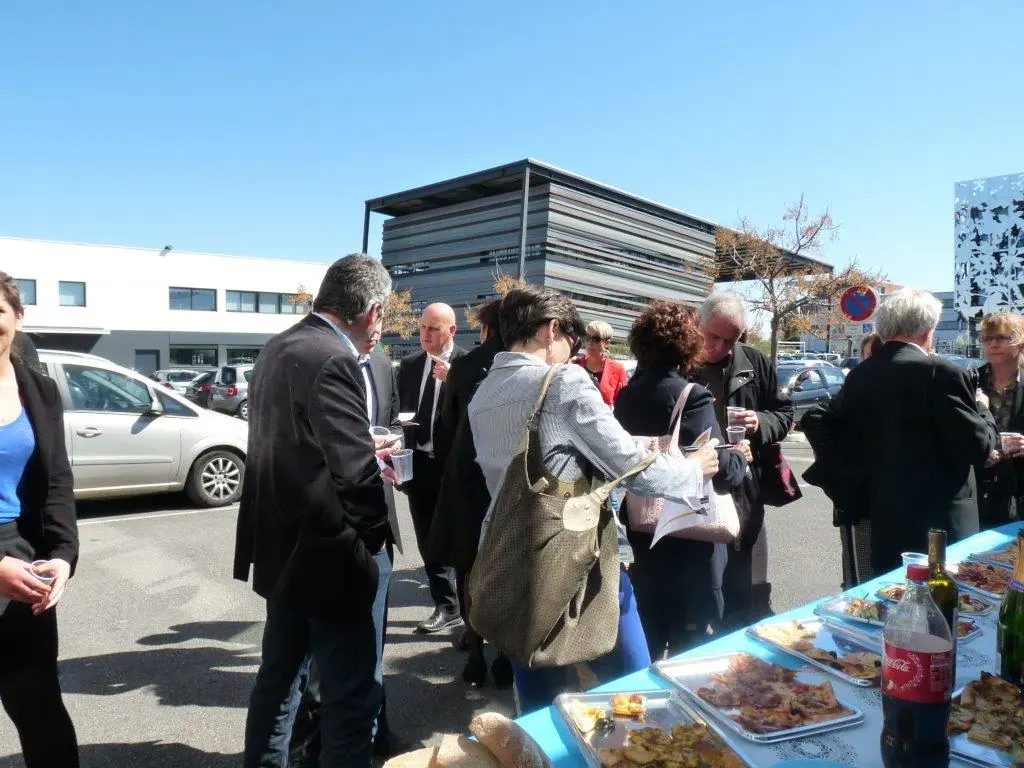 Conférence Club LR « Impact Internet » mars 2015 à Montpellier : participants discutant près de la table de collation en extérieur