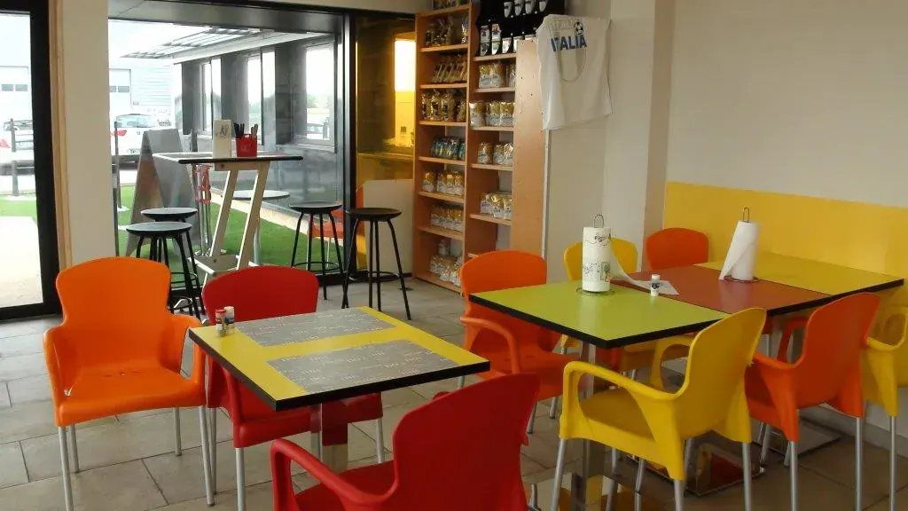 Inauguration du centre d'affaires Espace Entreprise Garosud à Montpellier : salle du restaurant avec tables et chaises orange et jaunes