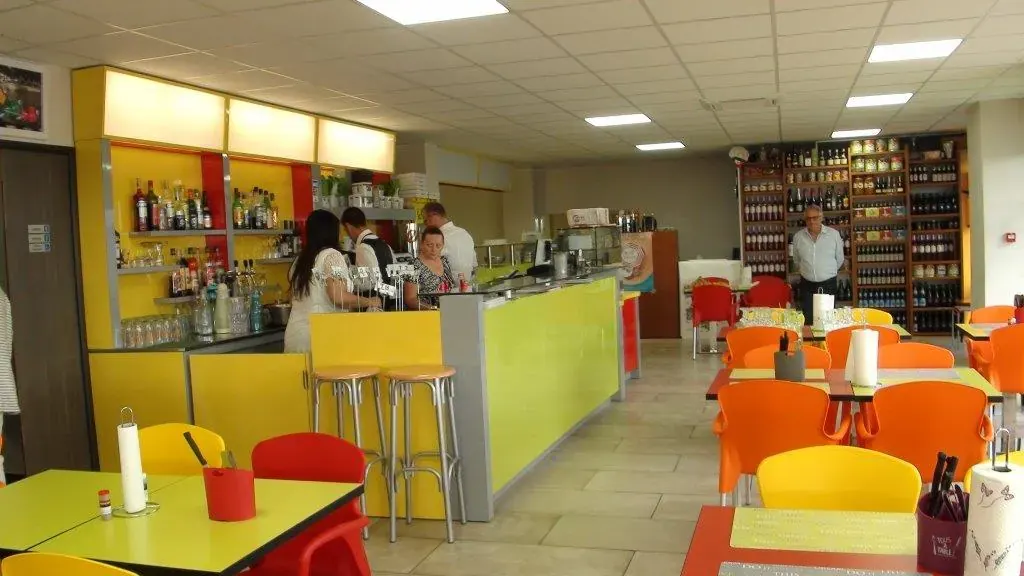 Inauguration du centre d'affaires Espace Entreprise Garosud à Montpellier : comptoir du restaurant et tables colorées avant le service