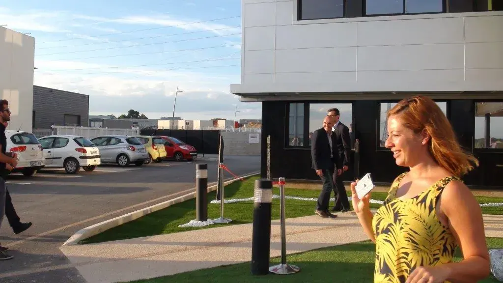 Inauguration du centre d'affaires Espace Entreprise Garosud à Montpellier : invités arrivant devant le bâtiment depuis le parking