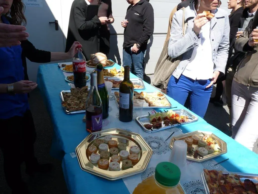 Conférence Club LR « Impact Internet » mars 2015 à Montpellier : table de collation à nappe bleue avec gâteaux et boissons