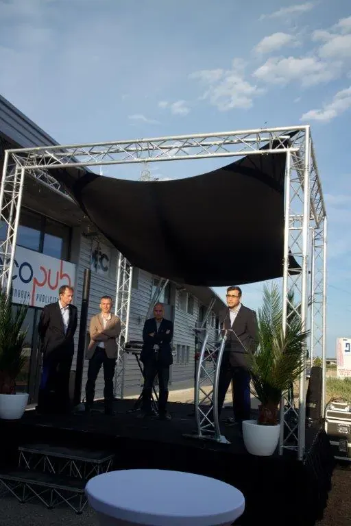 Inauguration du centre d'affaires Espace Entreprise Garosud à Montpellier : intervenants sur la scène extérieure pendant les discours