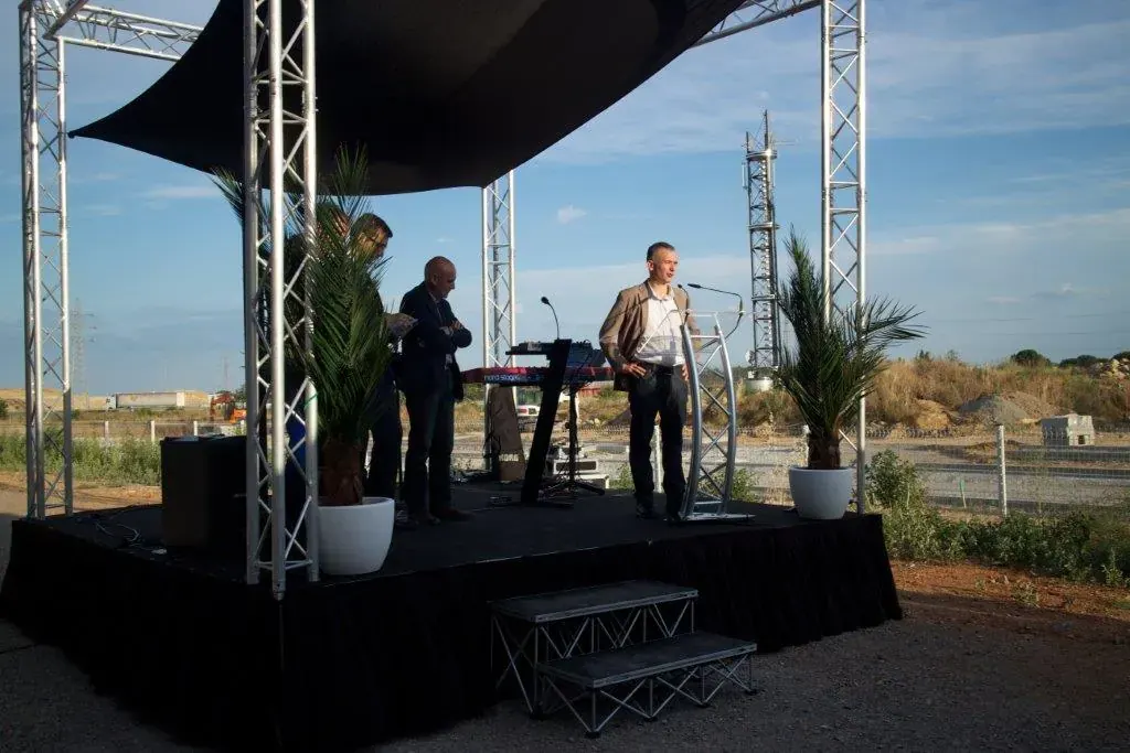 Inauguration du centre d'affaires Espace Entreprise Garosud à Montpellier : musiciens jouant sur la scène extérieure de l'inauguration