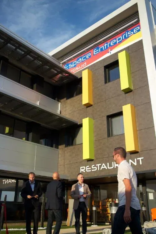 Inauguration du centre d'affaires Espace Entreprise Garosud à Montpellier : façade du bâtiment Garosud avec enseigne restaurant