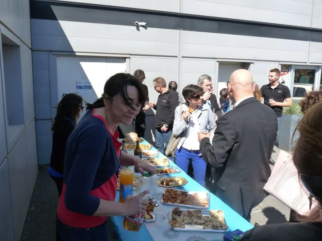 Conférence Club LR « Impact Internet » mars 2015 à Montpellier : participants se servant à la table de collation en extérieur