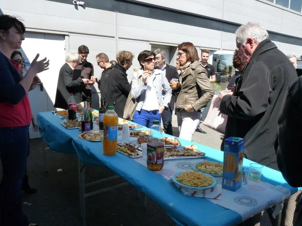 Conférence Club LR « Impact Internet » mars 2015 à Montpellier : participants échangeant verre à la main près de la table bleue