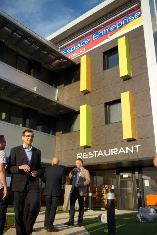 Inauguration du centre d'affaires Espace Entreprise Garosud à Montpellier : invités devant la façade du bâtiment et l'enseigne restaurant