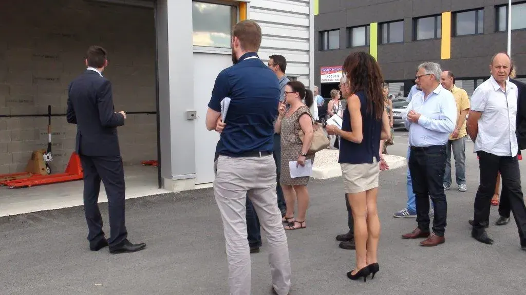 Inauguration du centre d'affaires Espace Entreprise Garosud à Montpellier : invités échangeant debout devant l'entrée du bâtiment