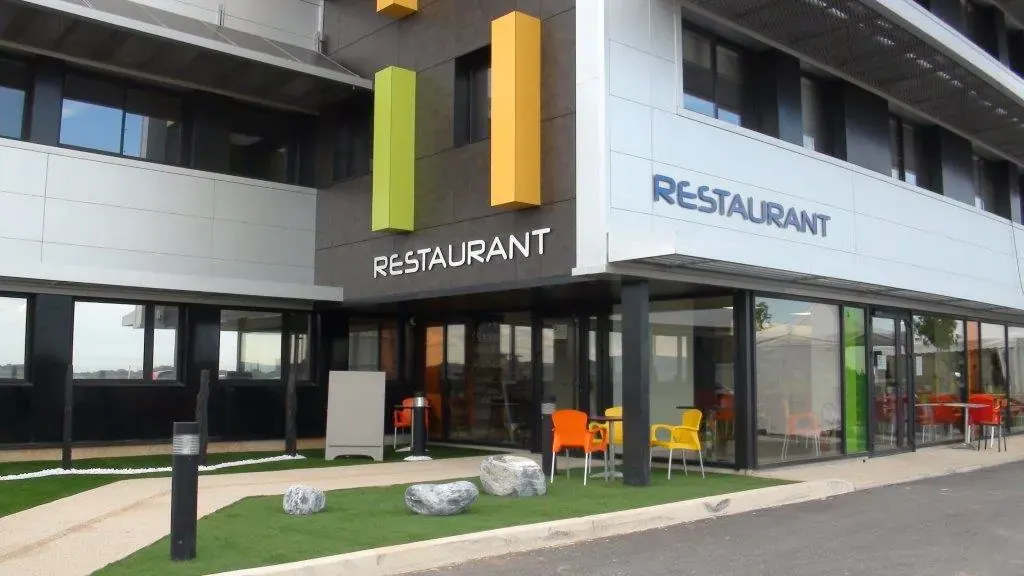Inauguration du centre d'affaires Espace Entreprise Garosud à Montpellier : façade du restaurant Garosud avec terrasse et mobilier coloré