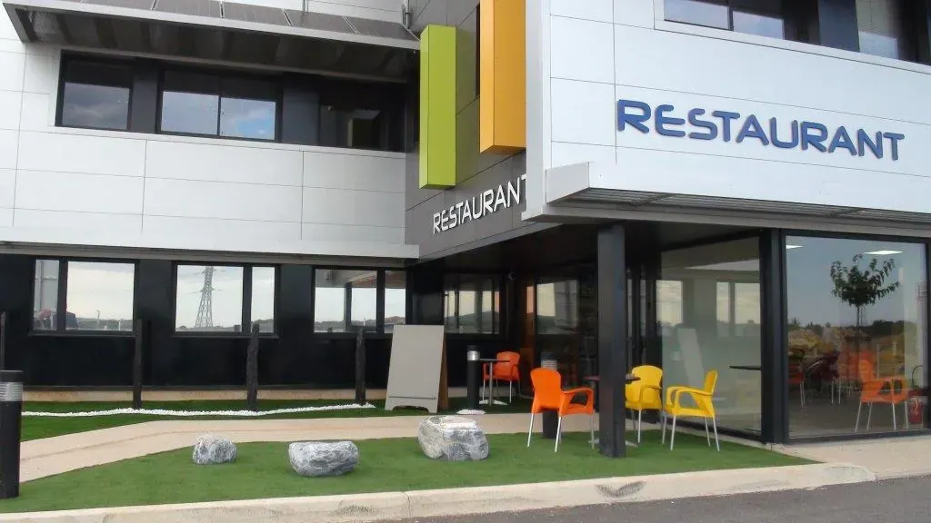 Inauguration du centre d'affaires Espace Entreprise Garosud à Montpellier : vue extérieure du restaurant Garosud avec sa terrasse