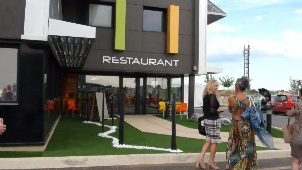Inauguration du centre d'affaires Espace Entreprise Garosud à Montpellier : invités marchant devant la façade du restaurant Garosud