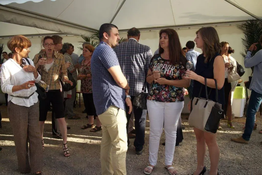 Inauguration du centre d'affaires Espace Entreprise Garosud à Montpellier : invités échangeant sous le chapiteau lors de l'inauguration