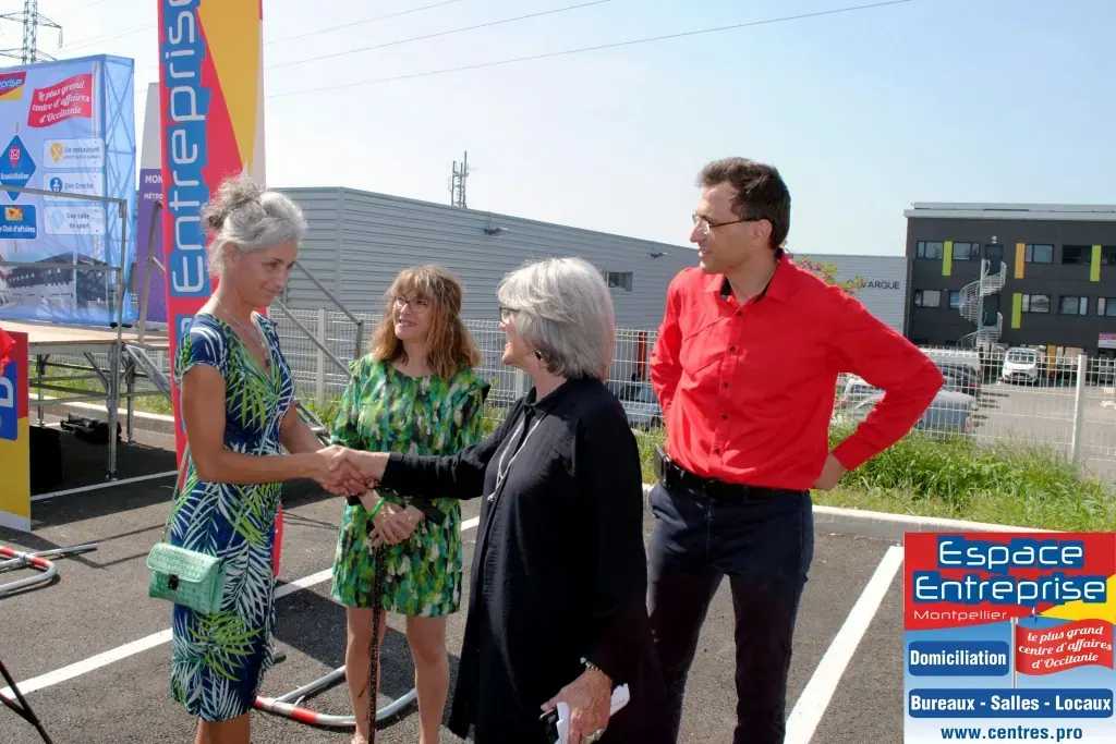 Inauguration de l'extension du centre Espace Entreprise Garosud à Montpellier : invités se saluant sur le parking devant le bâtiment