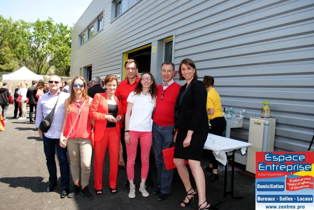 Inauguration de l'extension du centre Espace Entreprise Garosud à Montpellier : groupe d'invités posant devant la façade lors de l'inauguration