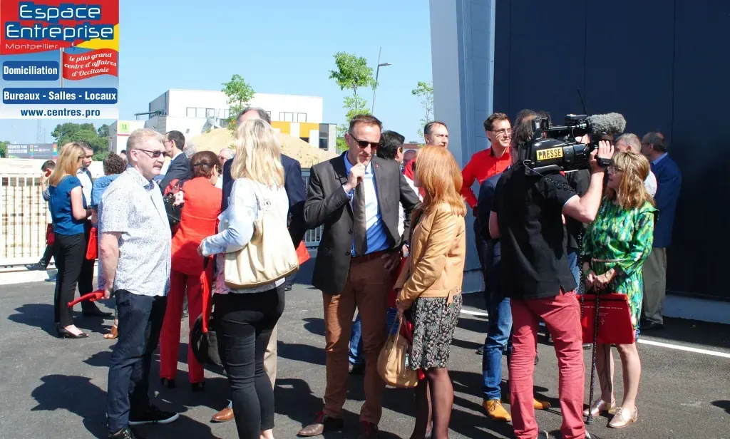Inauguration de l'extension du centre Espace Entreprise Garosud à Montpellier : invités échangeant à l'extérieur filmés par une caméra