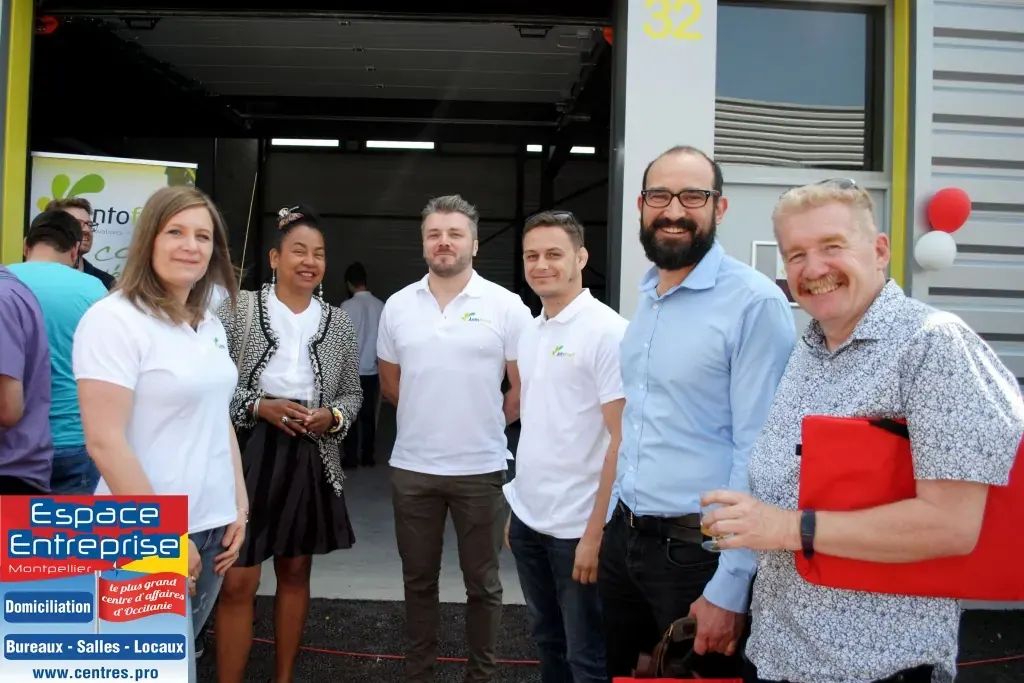 Inauguration de l'extension du centre Espace Entreprise Garosud à Montpellier : équipe posant devant le bâtiment avec le panneau Espace Entreprise