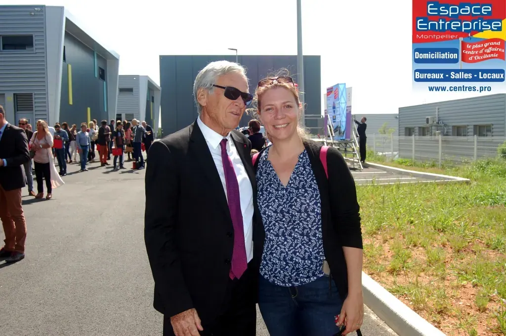 Inauguration de l'extension du centre Espace Entreprise Garosud à Montpellier : deux invités posant devant les locaux de la zone d'activité