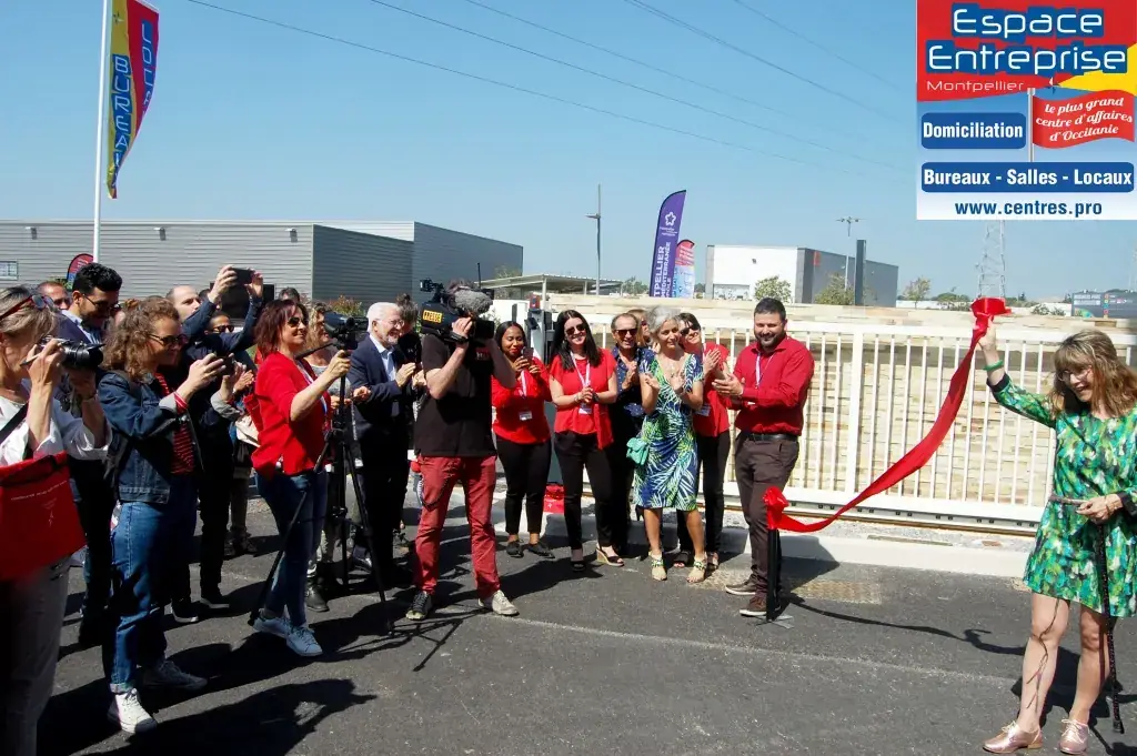Inauguration de l'extension du centre Espace Entreprise Garosud à Montpellier : invités rassemblés derrière le ruban rouge avant la coupure