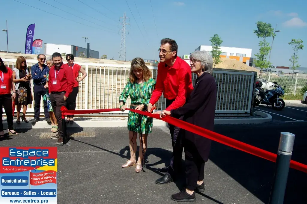 Inauguration de l'extension du centre Espace Entreprise Garosud à Montpellier : coupure du ruban devant les invités rassemblés sur le parking