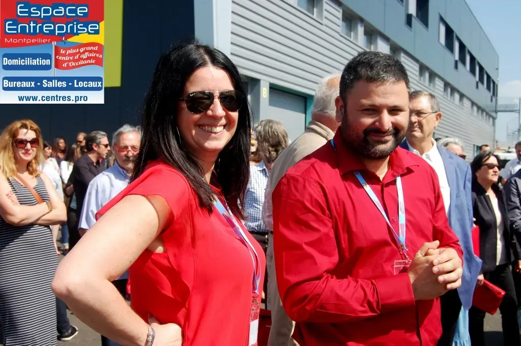 Inauguration de l'extension du centre Espace Entreprise Garosud à Montpellier : deux invités souriants posant au milieu de la foule