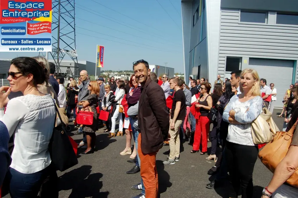 Inauguration de l'extension du centre Espace Entreprise Garosud à Montpellier : invités rassemblés à l'extérieur sur le parking ensoleillé