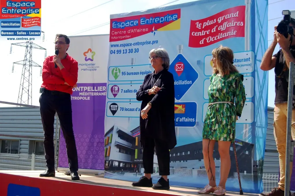 Inauguration de l'extension du centre Espace Entreprise Garosud à Montpellier : intervenants sur scène pendant le discours d'inauguration